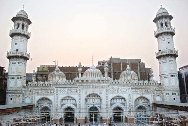 Discover the Majestic Mahabat Khan Mosque: A Cultural and Architectural Gem in Pakistan