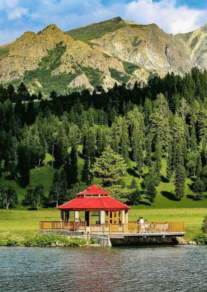 Explore the Enchanting Rainbow Lake Minimarg: A Heaven On Earth